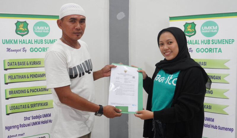 Cerita Sukses Suami Istri Kompak Bangun Usaha, Produksi Mencapai 100kg Kerupuk Amplang Tiap Harinya