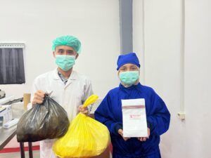 UMKM Halal Hub Bersama Pelaku Usaha Keripik Kulit Pangsit Dalam Program Sharing Factory